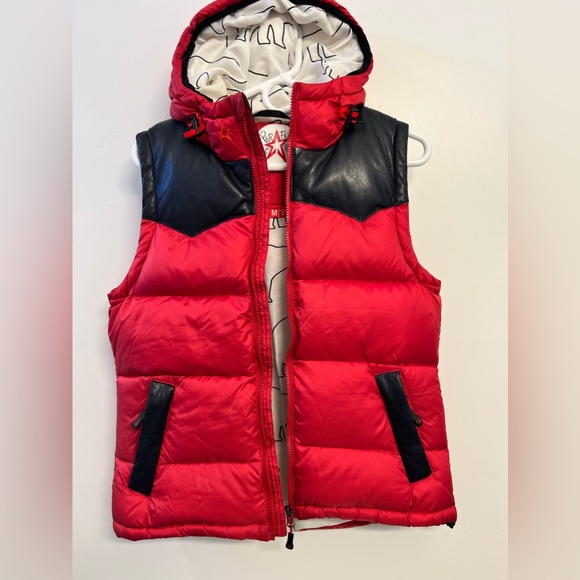 Perfect Moment Vest, size Medium in Red, black and white - Picture 3 of 7